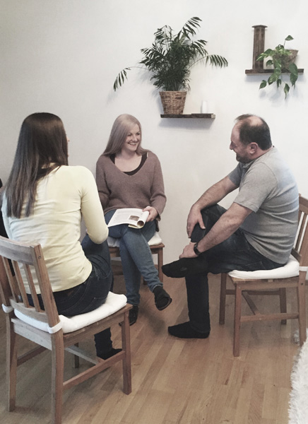 Person lernt Reiki durch Zuschauen