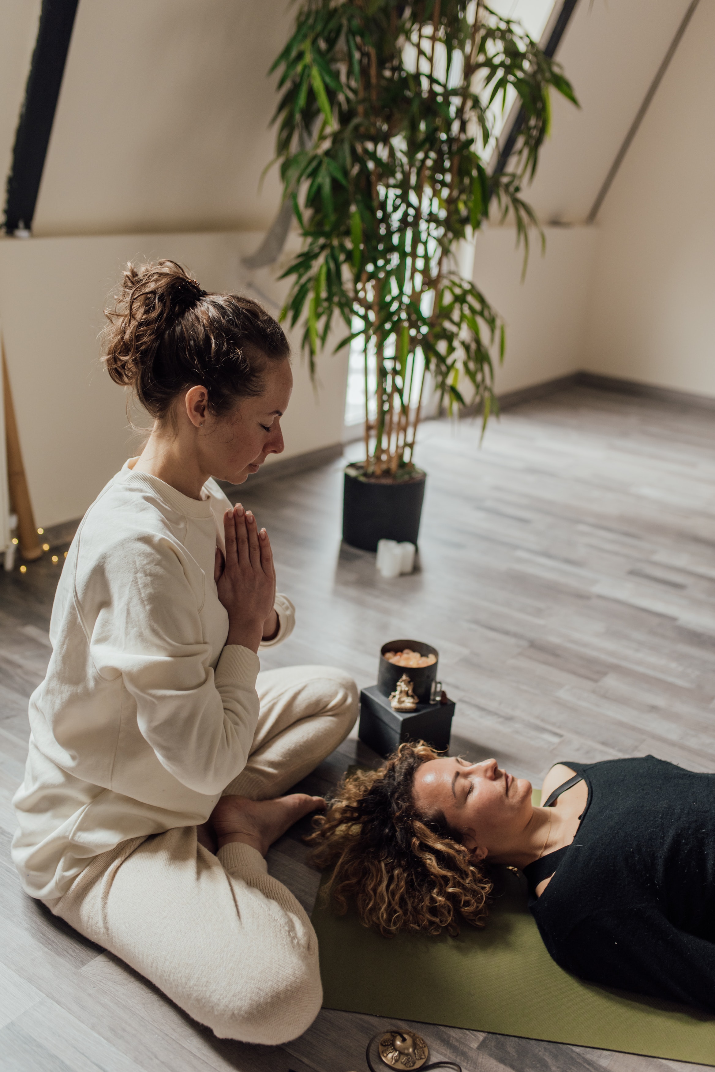Person führt Reiki aus